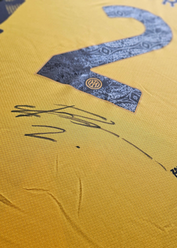 Close-up of signature and number 2 on the Denzel Dumfries signed Inter Milan football shirt.
