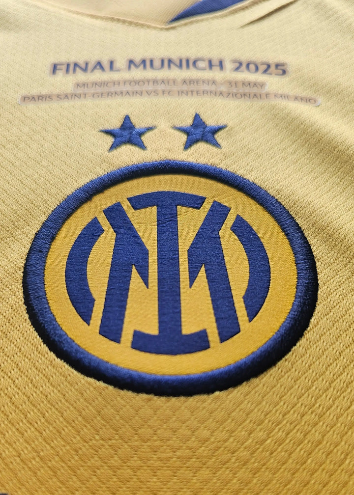 Crest detail featuring Inter Milan logo with two stars above and text 'FINAL MUNICH 2025'.