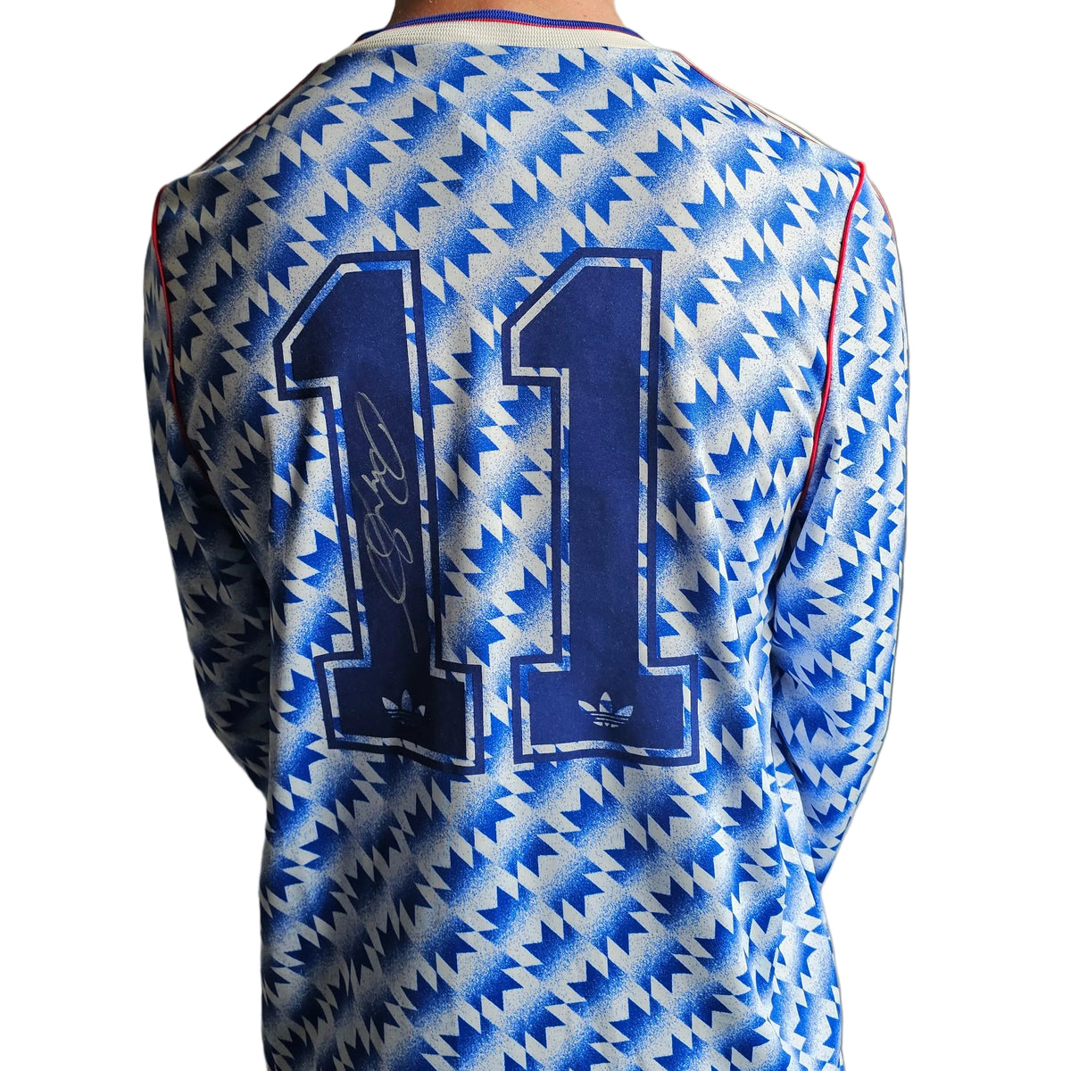 Back of the Ryan Giggs signed long-sleeve Manchester United 1991-92 away design reissue, signature on the first 1 of 11