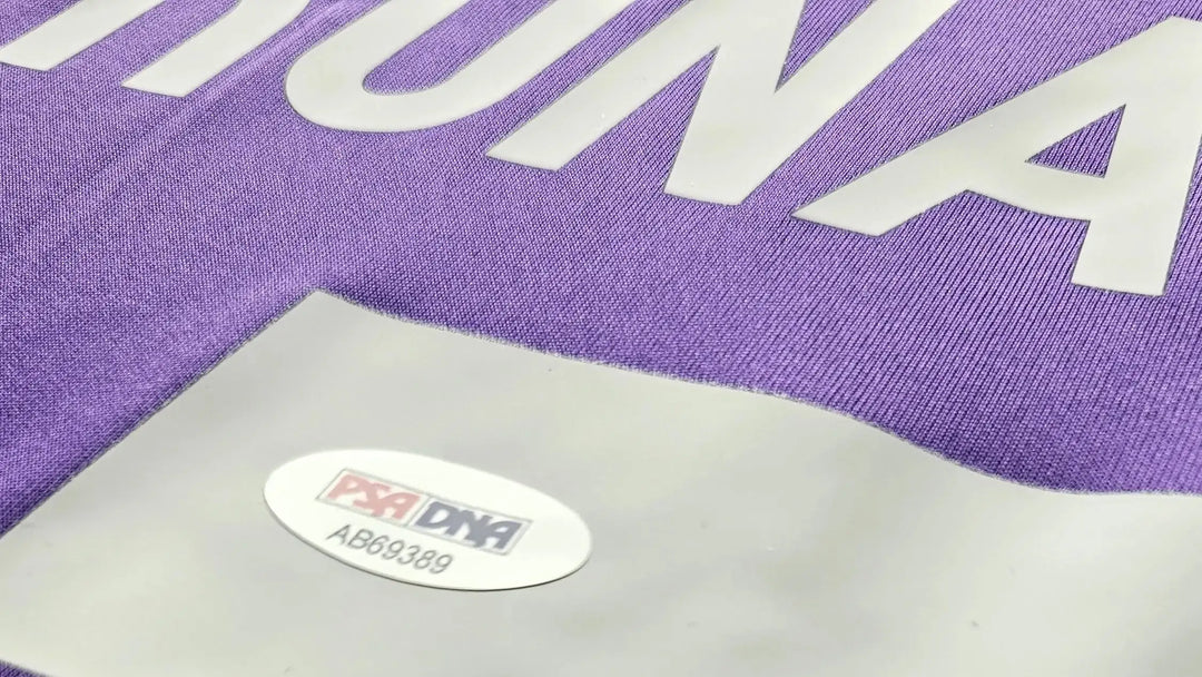 PSA/DNA tamper-evident oval label AB69389 applied to the shirt, documenting independent authentication.