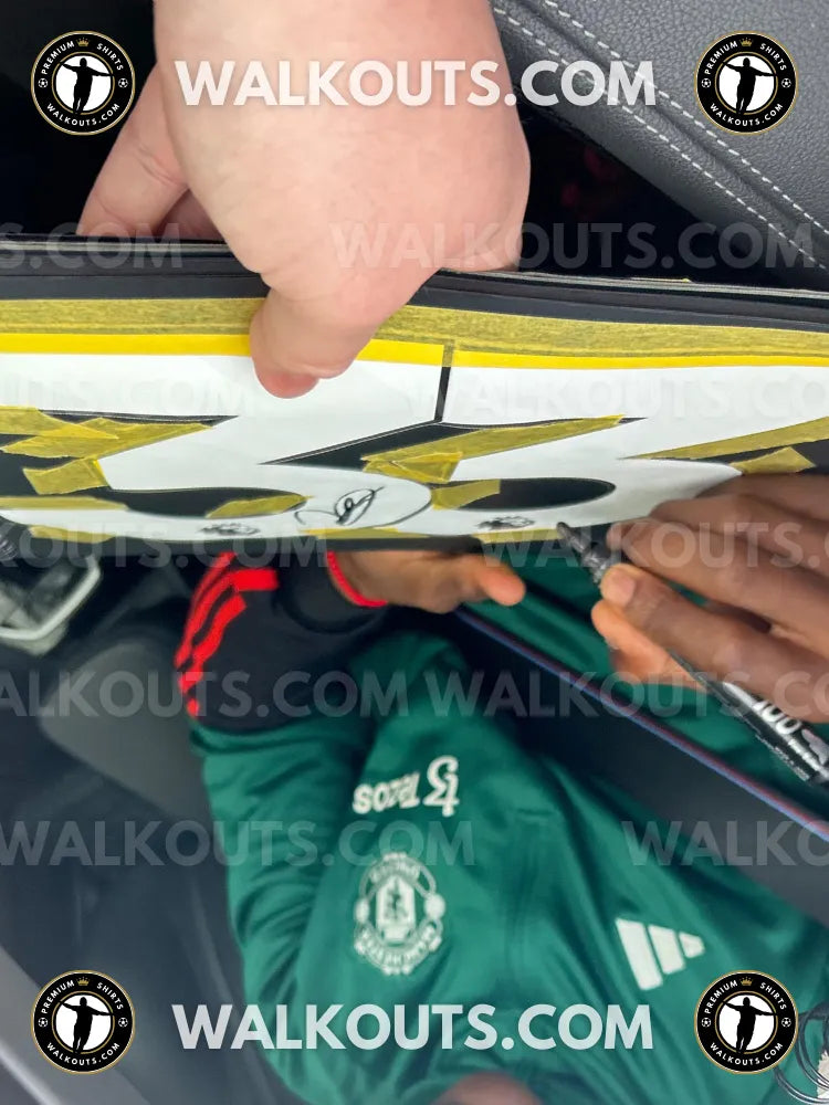 Signature close-up (signing proof) for Kobbie Mainoo (Manchester United F.C.) — 2023-2024 • #24KMA20013337