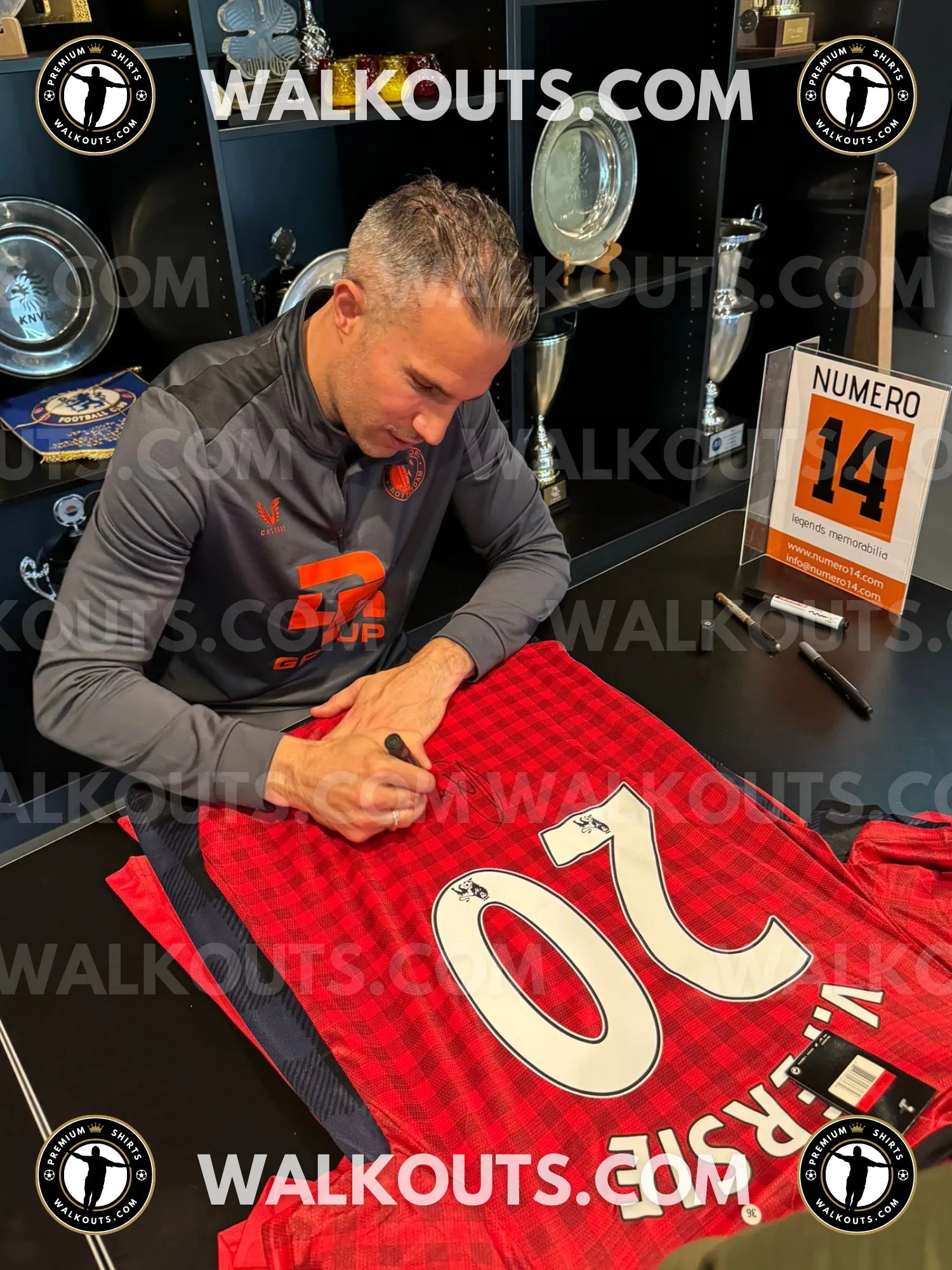 Signed Robin van Persie Man United 2012-13 Title | Beckett 10 — Signing proof 24RVP20010620