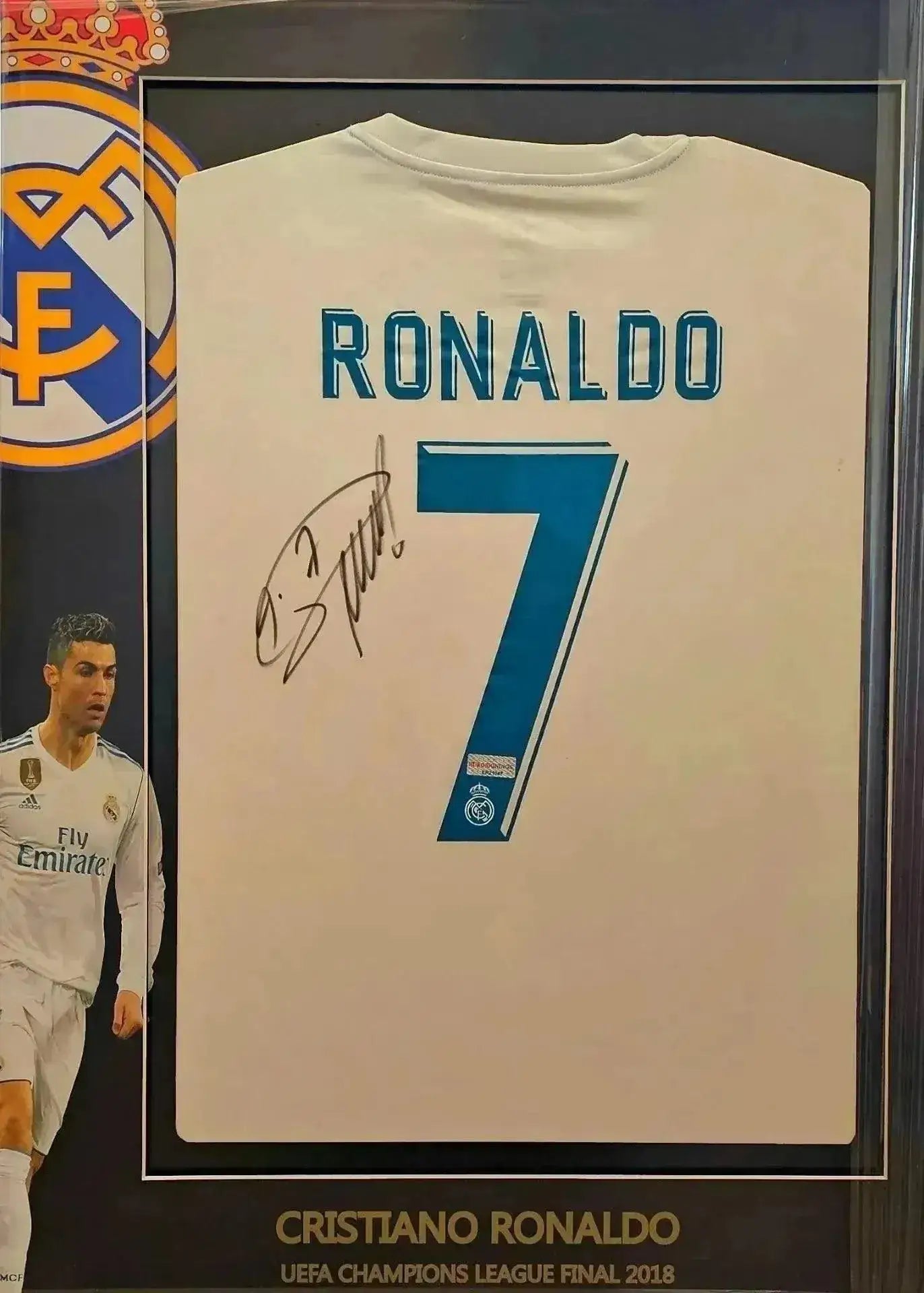 Back view showing RONALDO 7 and signature on Real Madrid CF soccer jersey.