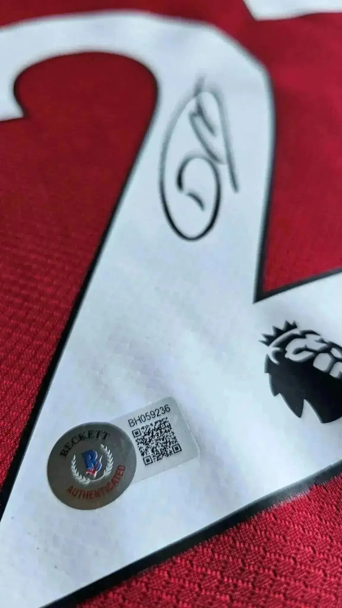 Detail view showing No. 27, signature of Darwin Núñez, and Beckett authentication sticker.