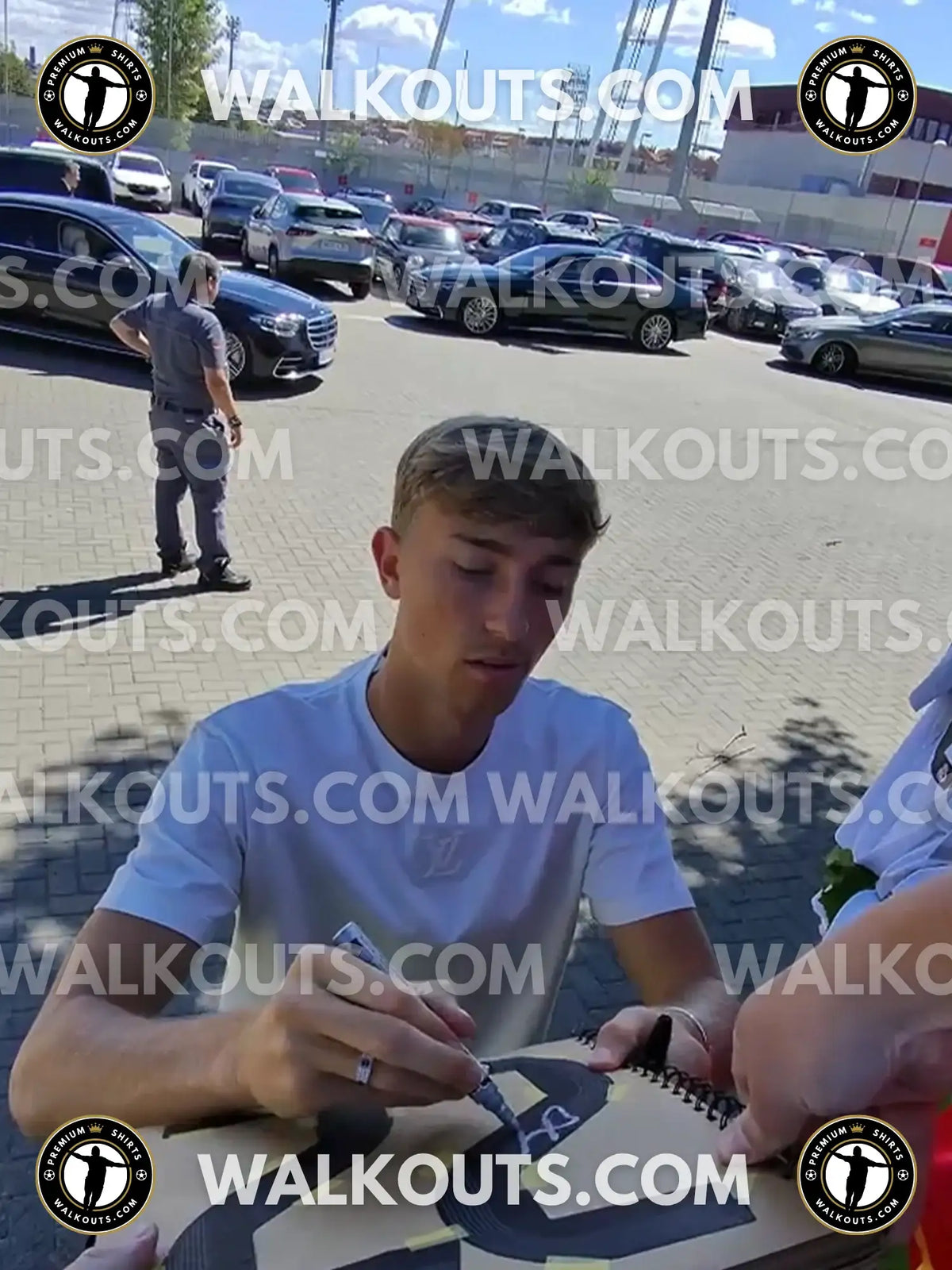 Signing proof photo for Dean Huijsen (Real Madrid CF) - 2025-2026 • #25DHU20027324