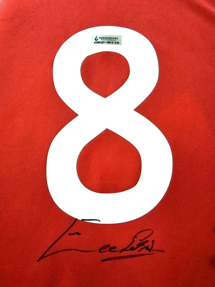 Back view showing No. 8 and Eusébio&