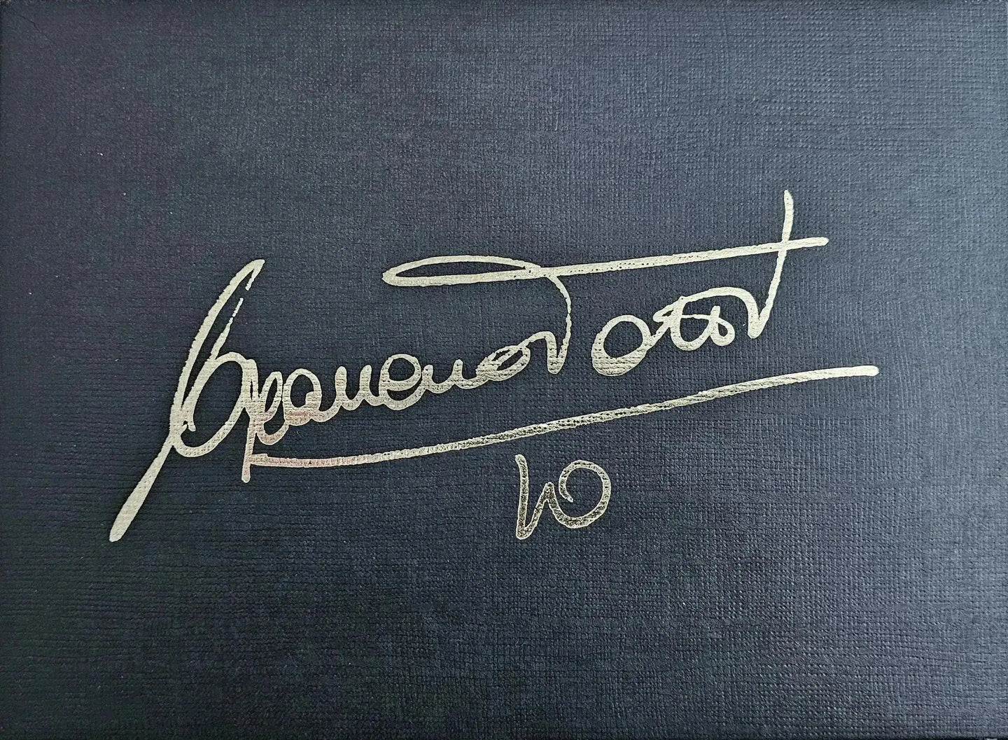 Signature of Francesco Totti and the number 10 on a black background.