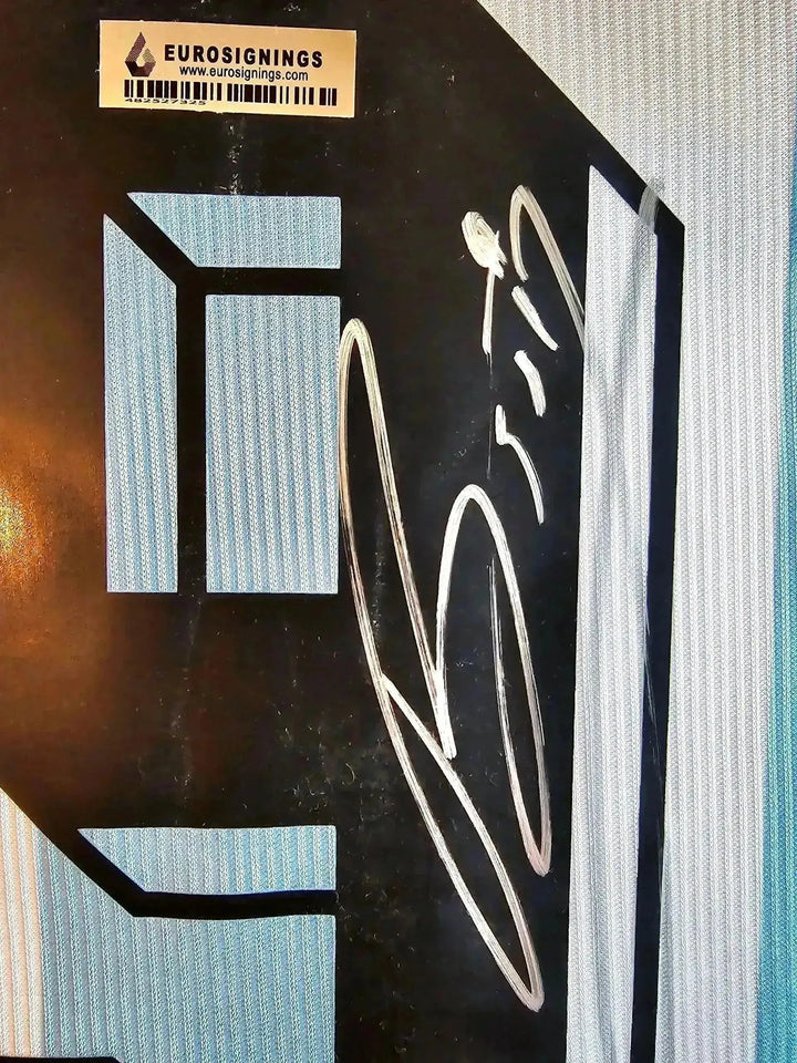 Signature detail showing Gabriel Batistuta&