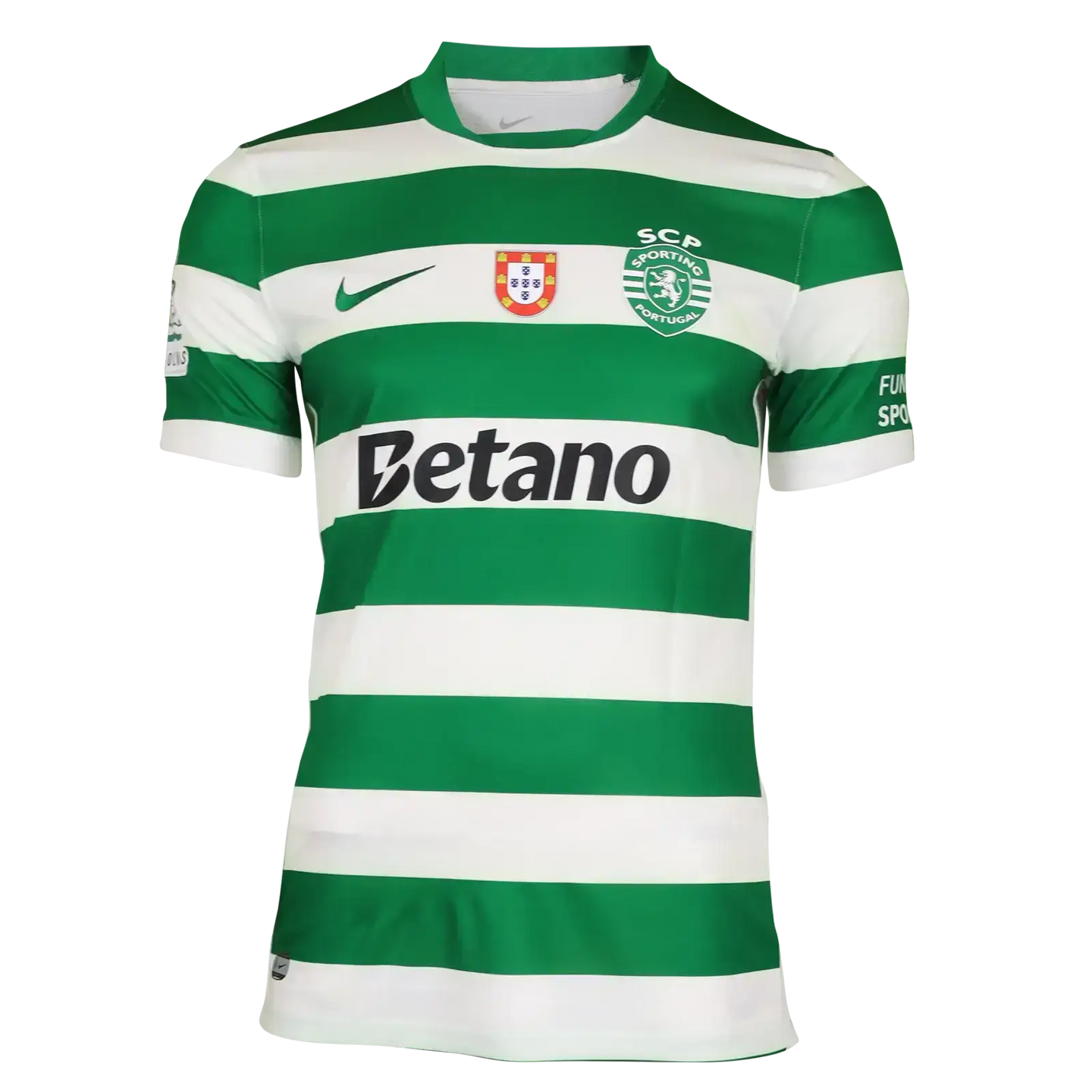 Green and white striped Sporting CP football shirt with Betano logo and SCP crest.