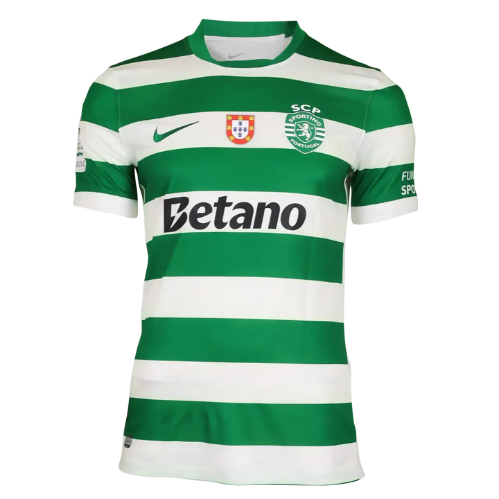 Green and white striped Sporting CP football shirt with Betano logo and SCP crest.
