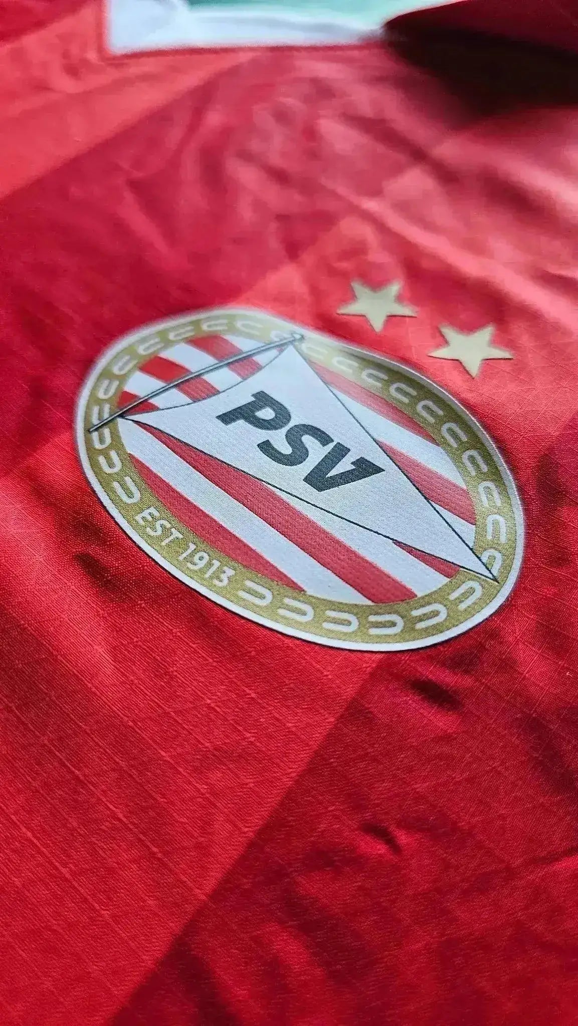 Close-up of the PSV Eindhoven crest with two stars and established date 1913.