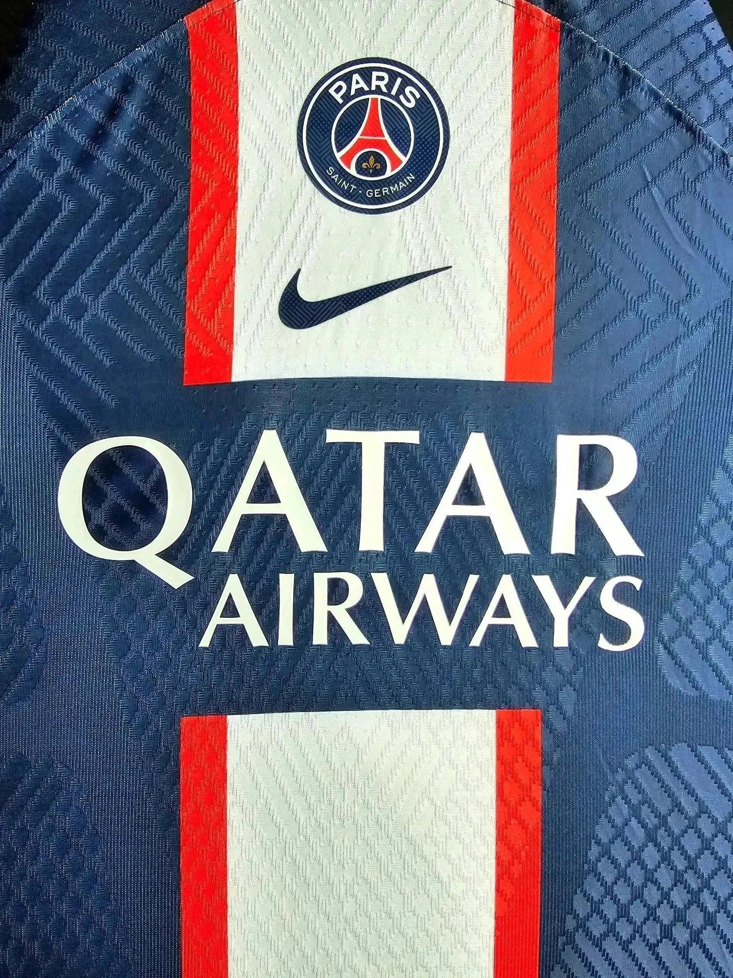 Crest detail featuring Paris Saint-Germain badge and Qatar Airways sponsor wording.