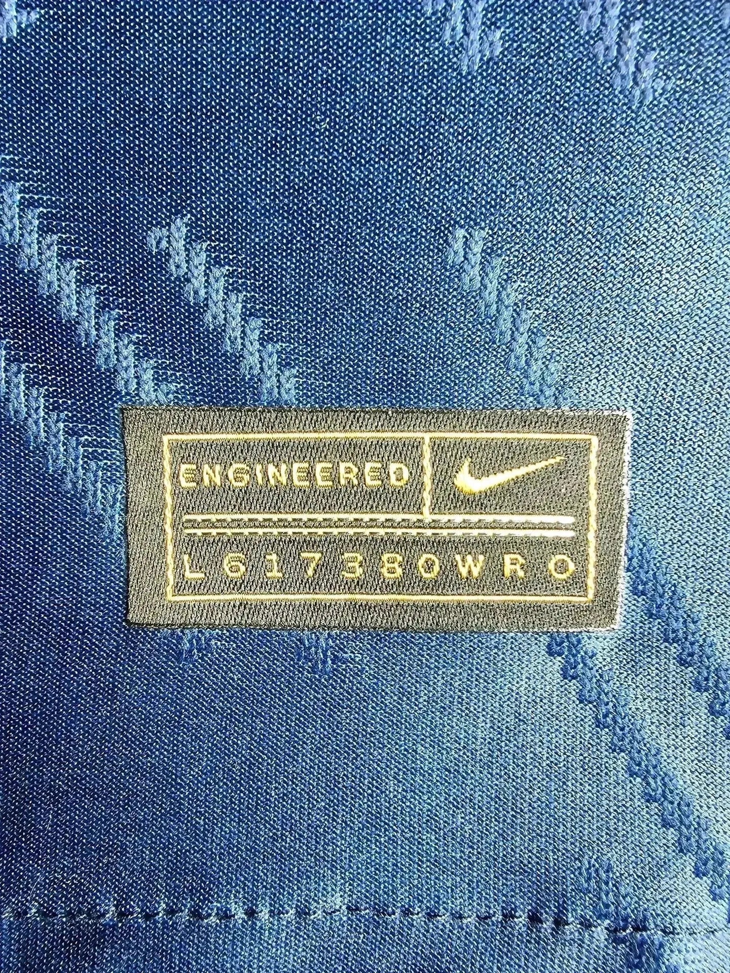 Detail view showing the engineered label with Nike branding and L617380WRO text.