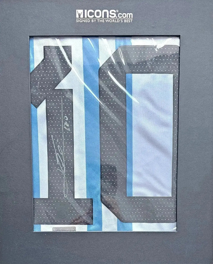 Number 10 with signature displayed on a blue and white striped backdrop.