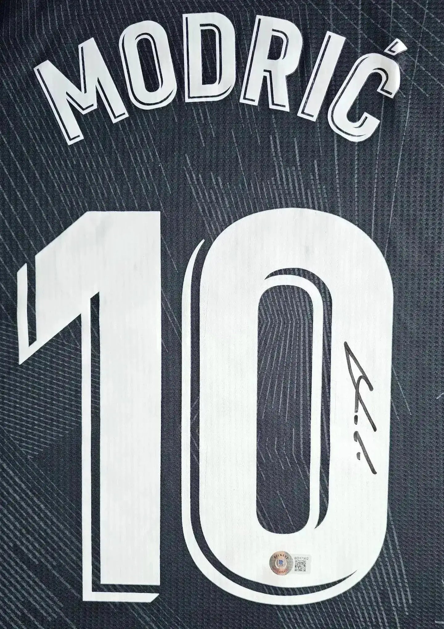 Back view featuring No. 10, name ‘MODRIĆ’, and signature detail.