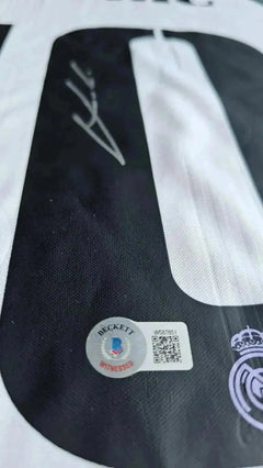 Close-up view of No. 10 with Luka Modric signature and Beckett authentication sticker.