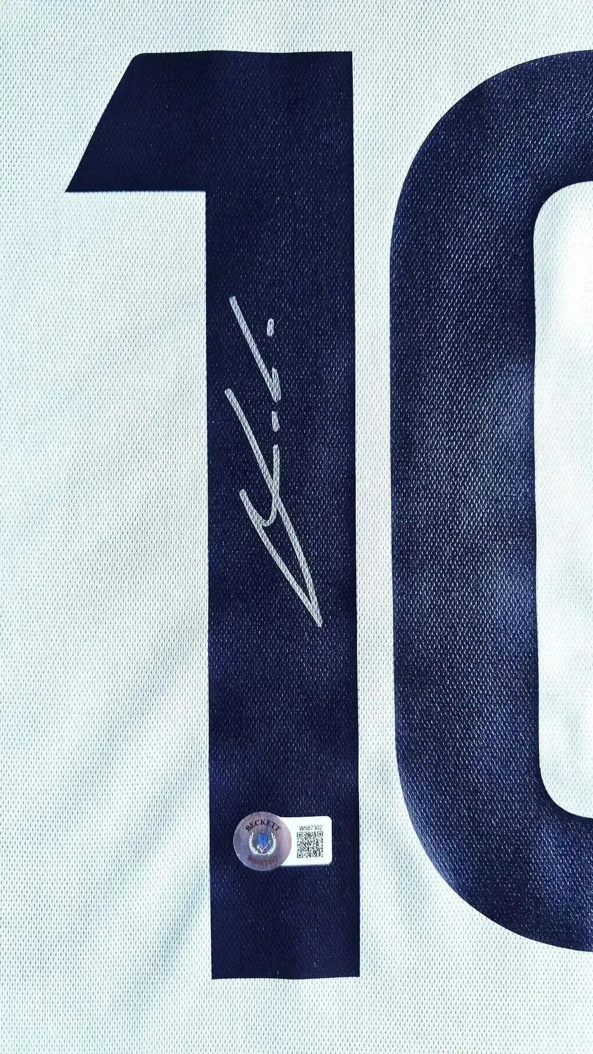 Close-up of No. 10 with Luka Modrić's signature detail and Beckett authentication sticker.