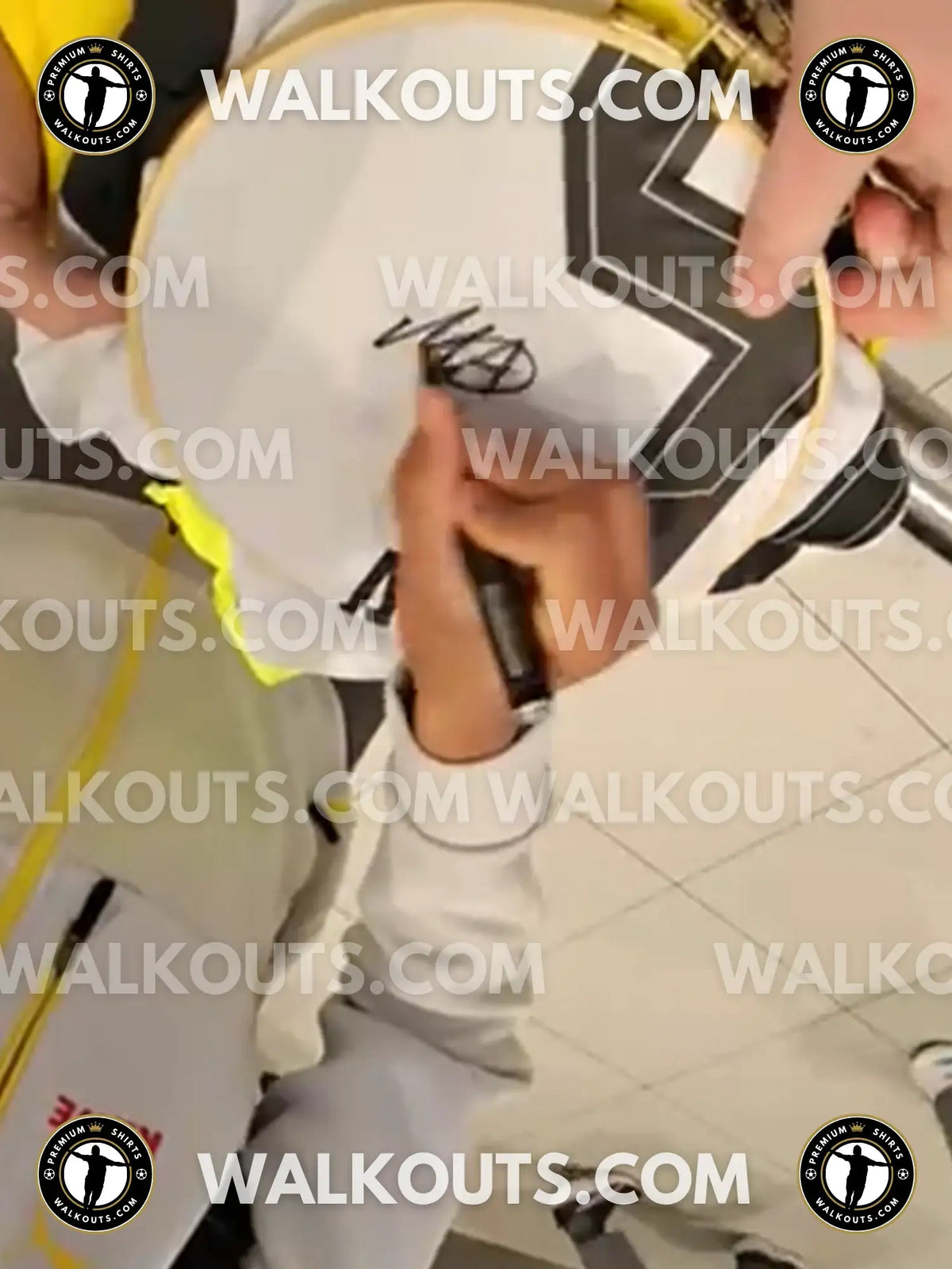 Signature close-up (signing proof) for Mathis Albert (Borussia Dortmund) - 2025-2026 • #26MAB20031941