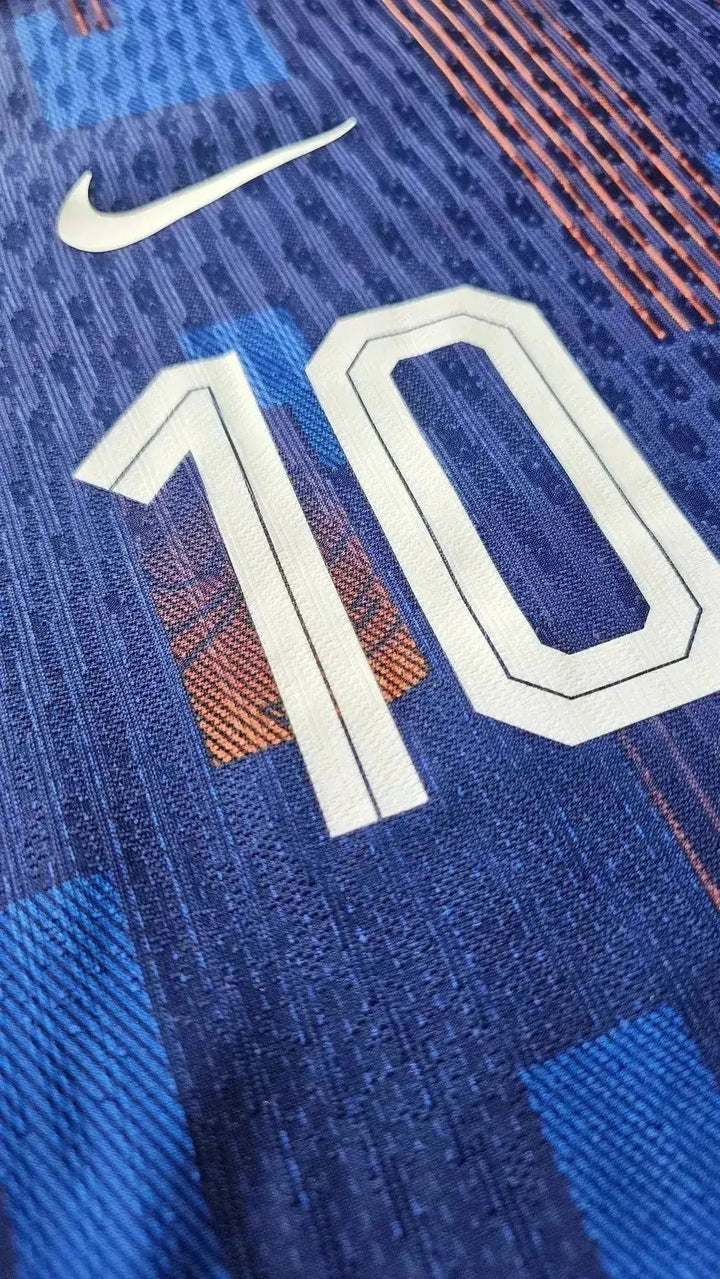 Close-up of the No. 10 and Nike logo on Memphis Depay&