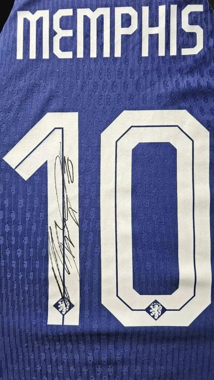 Number 10 and signature on the back of Memphis Depay&