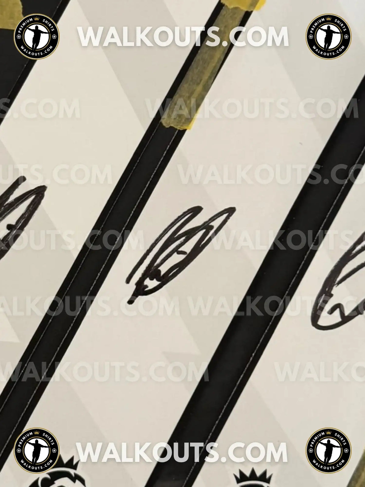 Signature close-up (signing proof) for Rio Ngumoha (Liverpool F.C.) - 2025-2026 • #25RNG20026373