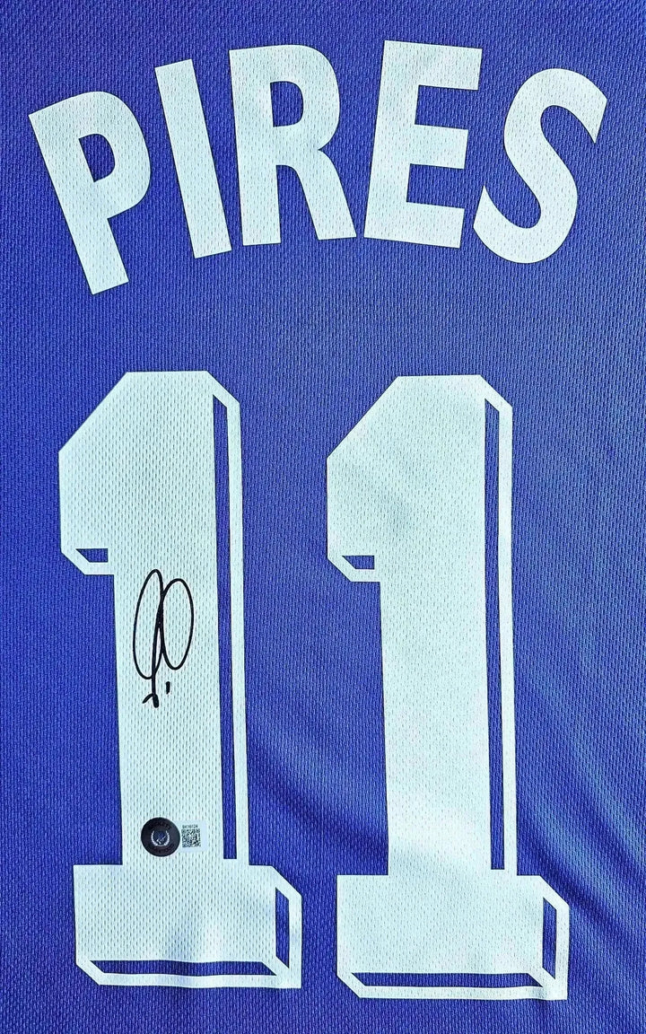 Back view showing No. 7, PIRÈS, and signature detail on the football shirt.