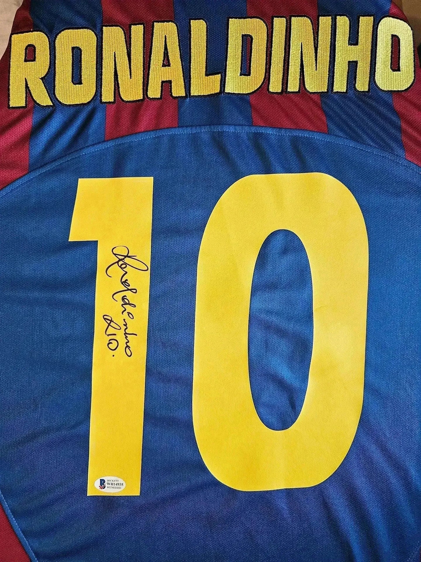 Back view displaying Ronaldinho's name, No. 10, and signature on the FC Barcelona soccer jersey.