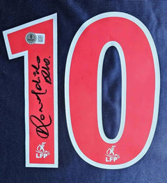 Number 10 in red with Ronaldinho's signature below on a blue background.
