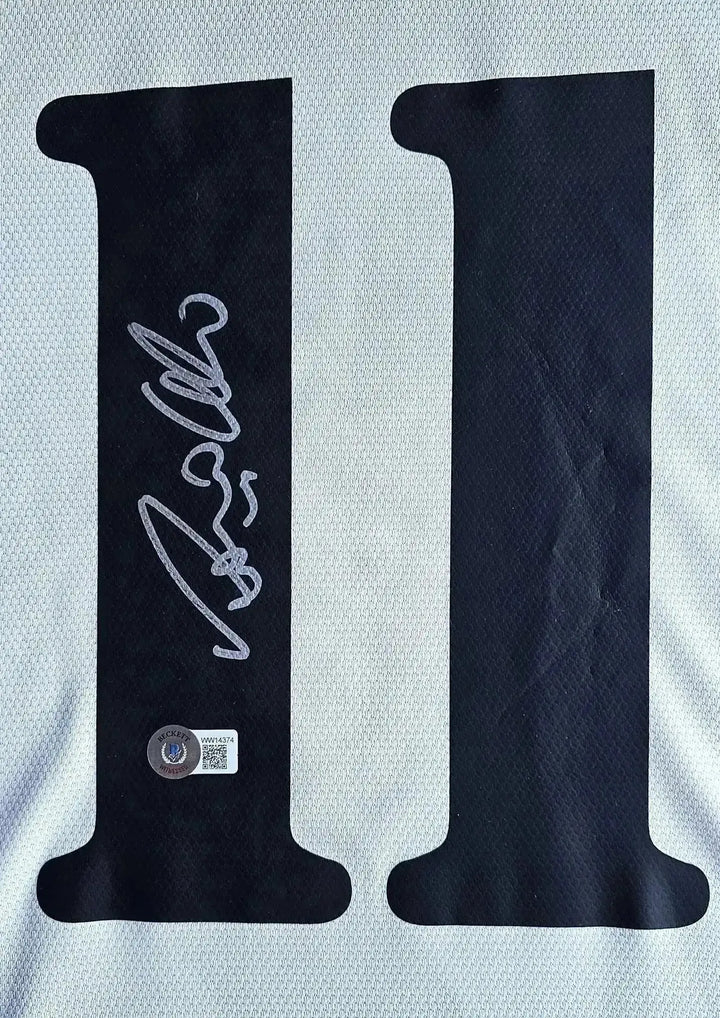 Signature of Ronaldo Lima on the No. 11 of the Real Madrid football shirt.