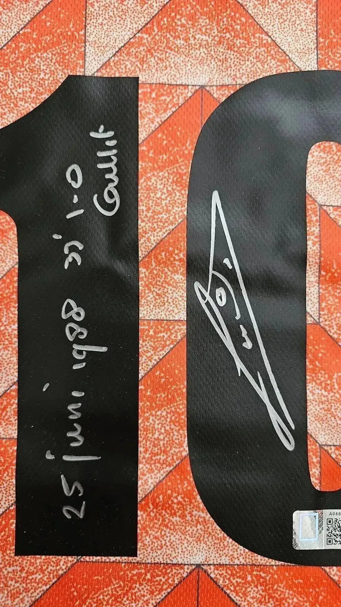Close-up showing signature of Gullit and inscription '25 juni 1988' on No. 10.
