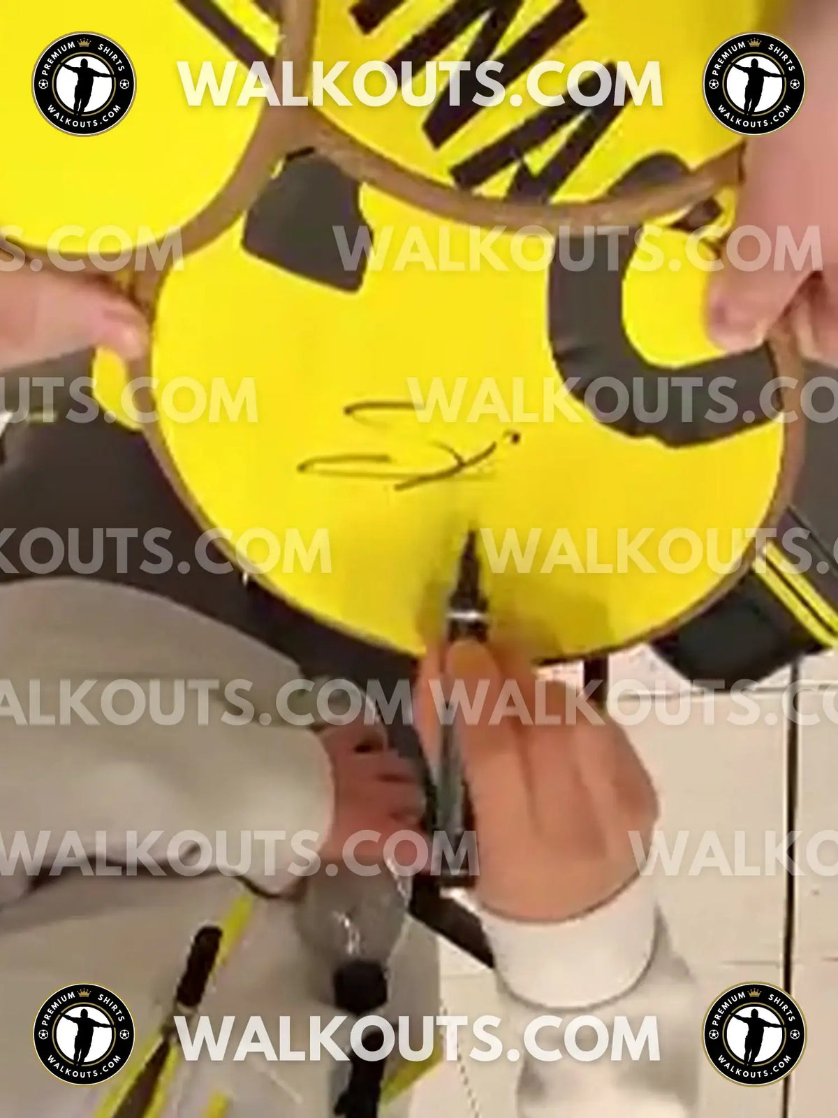 Signature close-up (signing proof) for Samuele Inácio (Borussia Dortmund) - 2024-2025 • #26SIN20032040