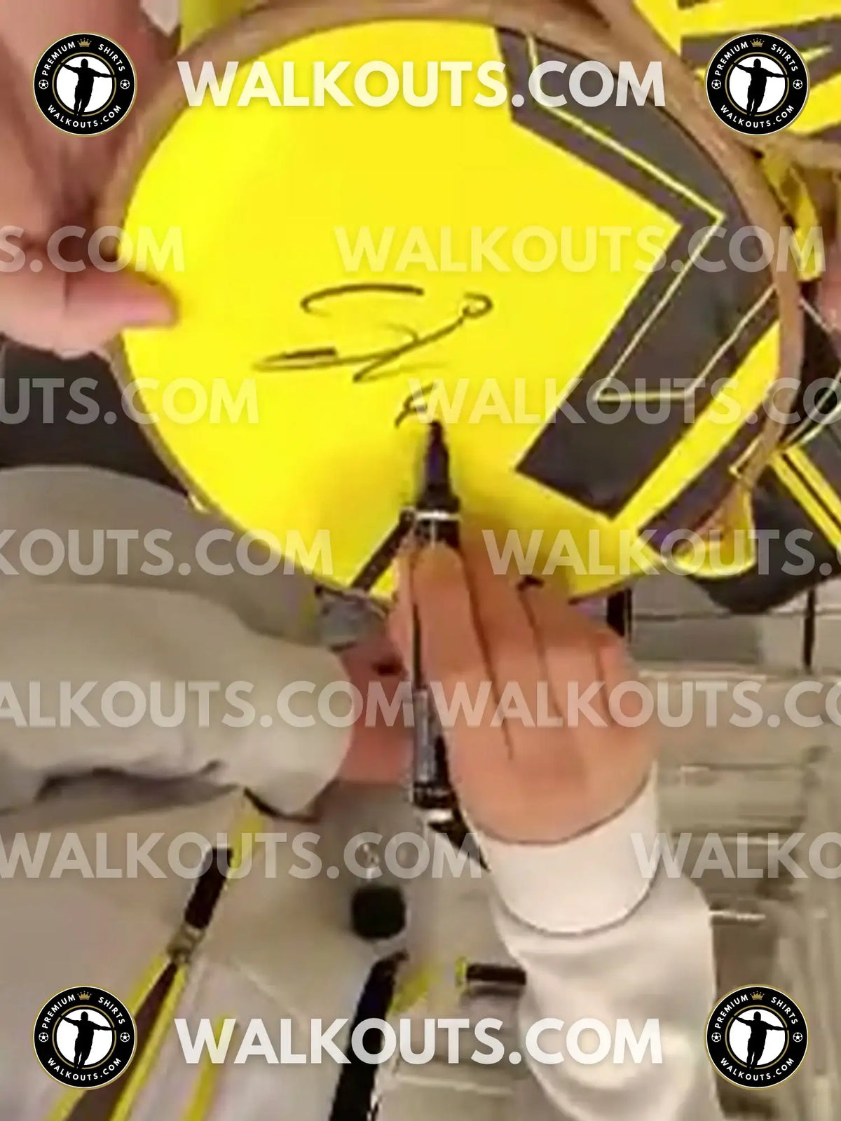 Signature close-up (signing proof) for Samuele Inácio (Borussia Dortmund) - 2025-2026 • #26SIN20032140
