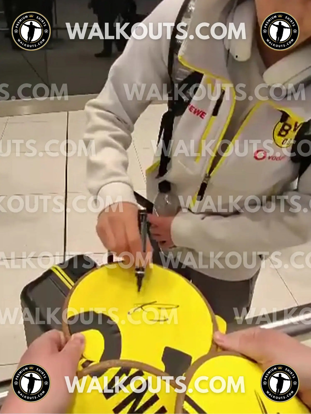 Signing proof photo for Samuele Inácio (Borussia Dortmund) - 2024-2025 • #26SIN20032040