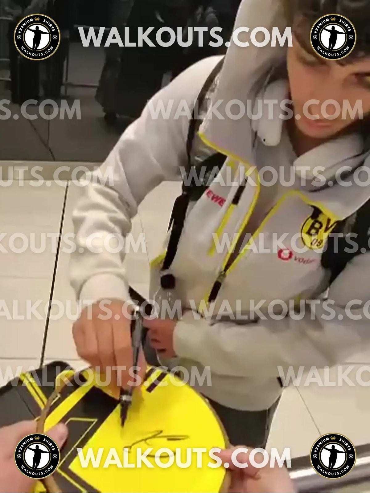 Signing proof photo for Samuele Inácio (Borussia Dortmund) - 2025-2026 • #26SIN20032140