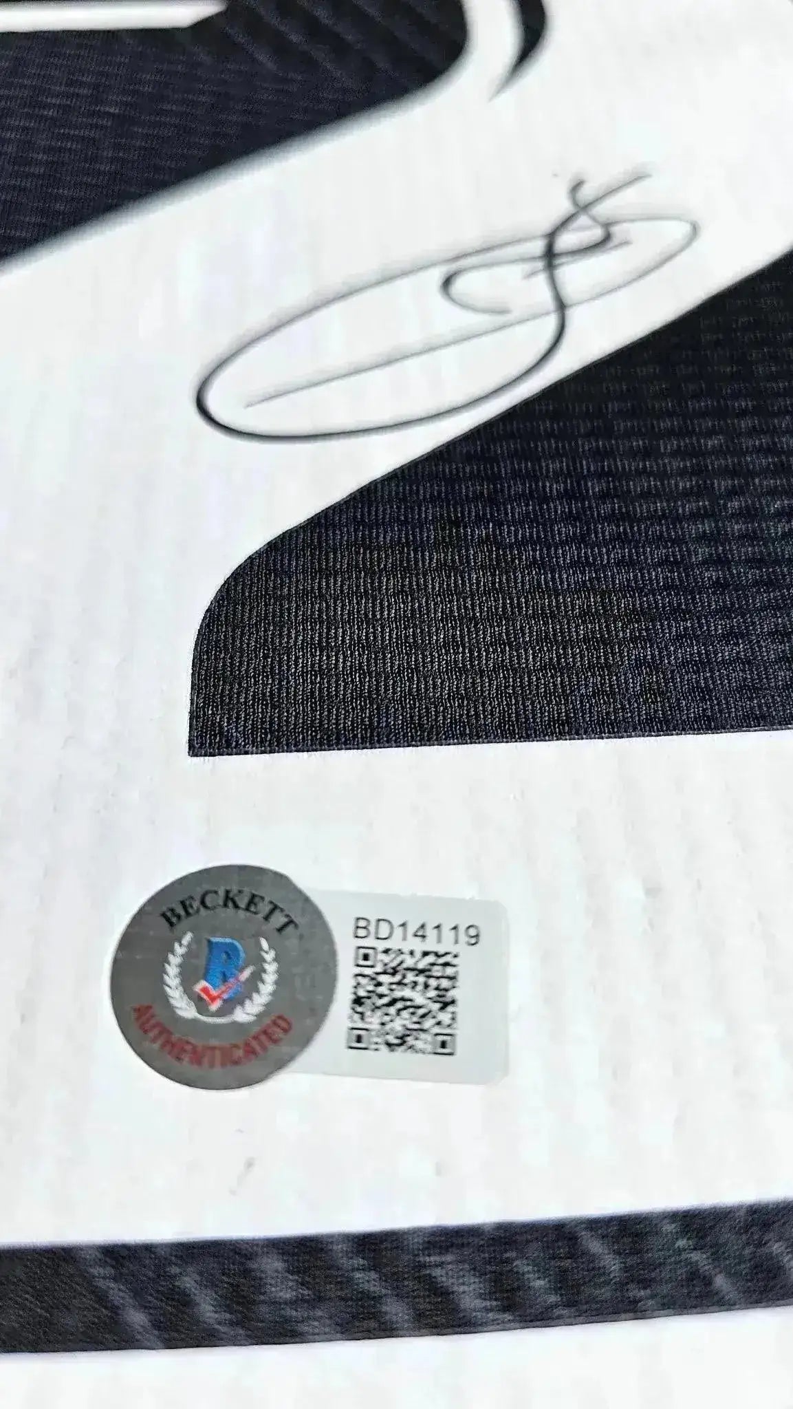 Detail showing signature of Vinicius Jr and Beckett authentication sticker.