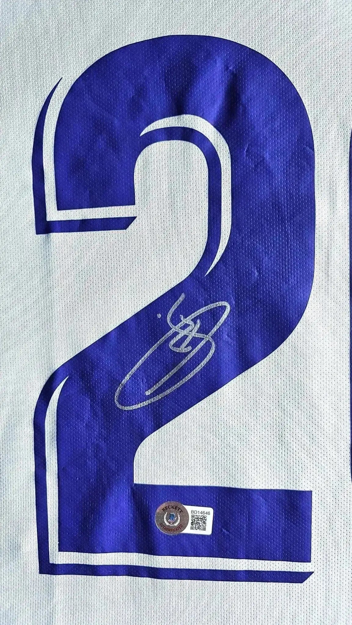 Detail view featuring No. 20, signature of Vinícius Junior, and Beckett certification tag.