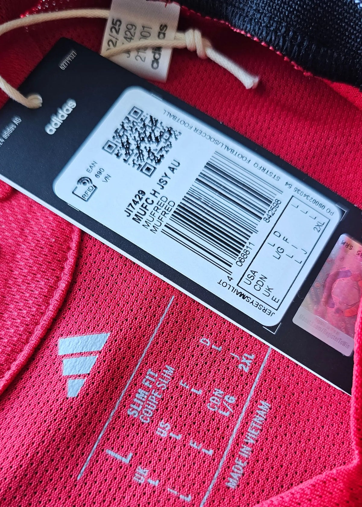 Tag detail showing size L, adidas logo, and RFID tag for the Signed Bendito Mantato Manchester United shirt.