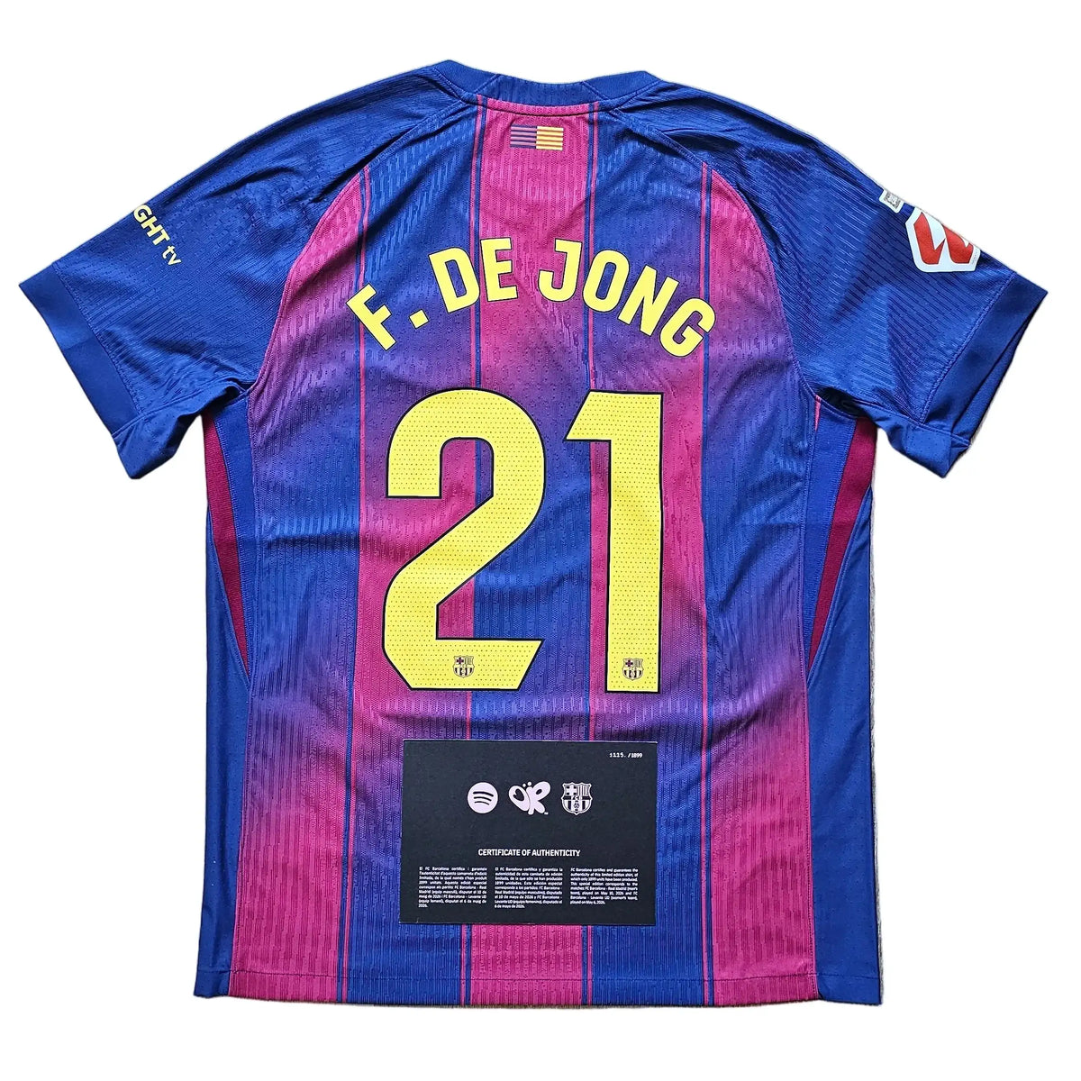 A FC Barcelona home jersey with 'F. DE JONG' and number '21' on the back.