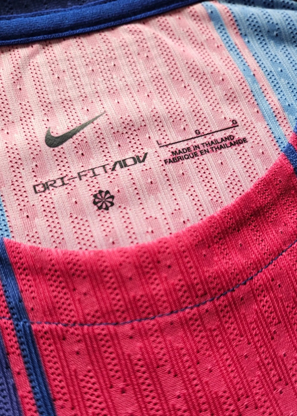 Nike Dri-FIT ADV neck tag reading 'Made in Thailand', size L/G, inside the collar of Frenkie de Jong's FC Barcelona shirt.