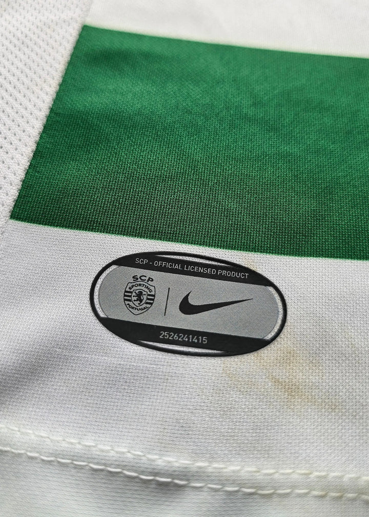 Close-up of a Nike and SCP official licensed product tag sewn into green and white striped fabric, Geovany Quenda Sporting CP shirt.