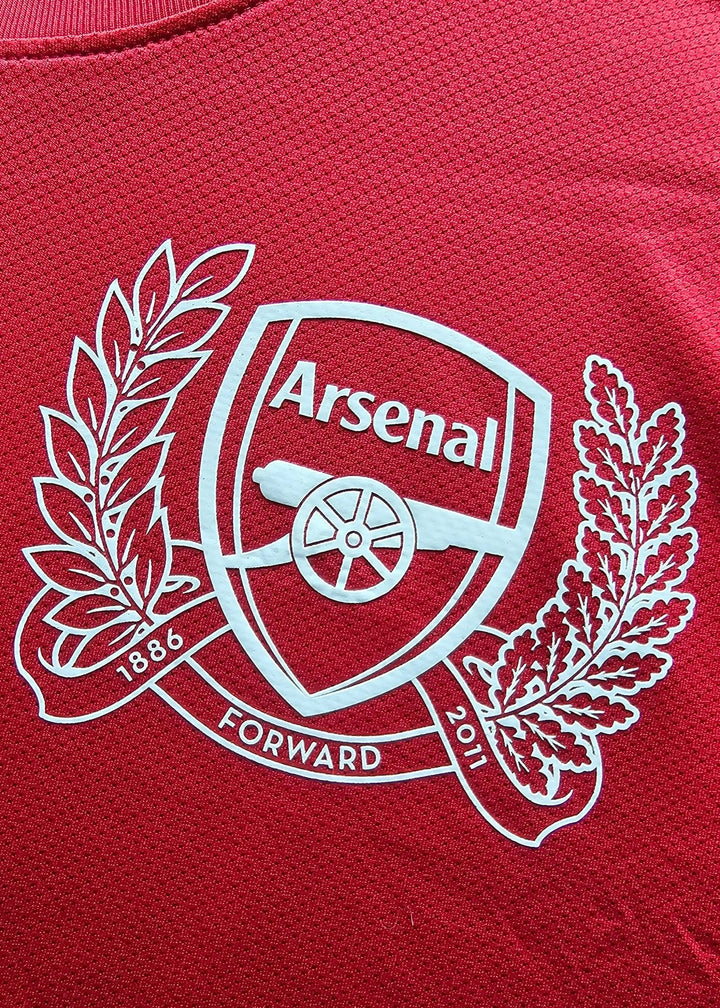 Arsenal crest with cannon and a '1886 Forward 2011' ribbon, embroidered on Robin van Persie's signed Arsenal 2011-12 Champions League No. 10 shirt.