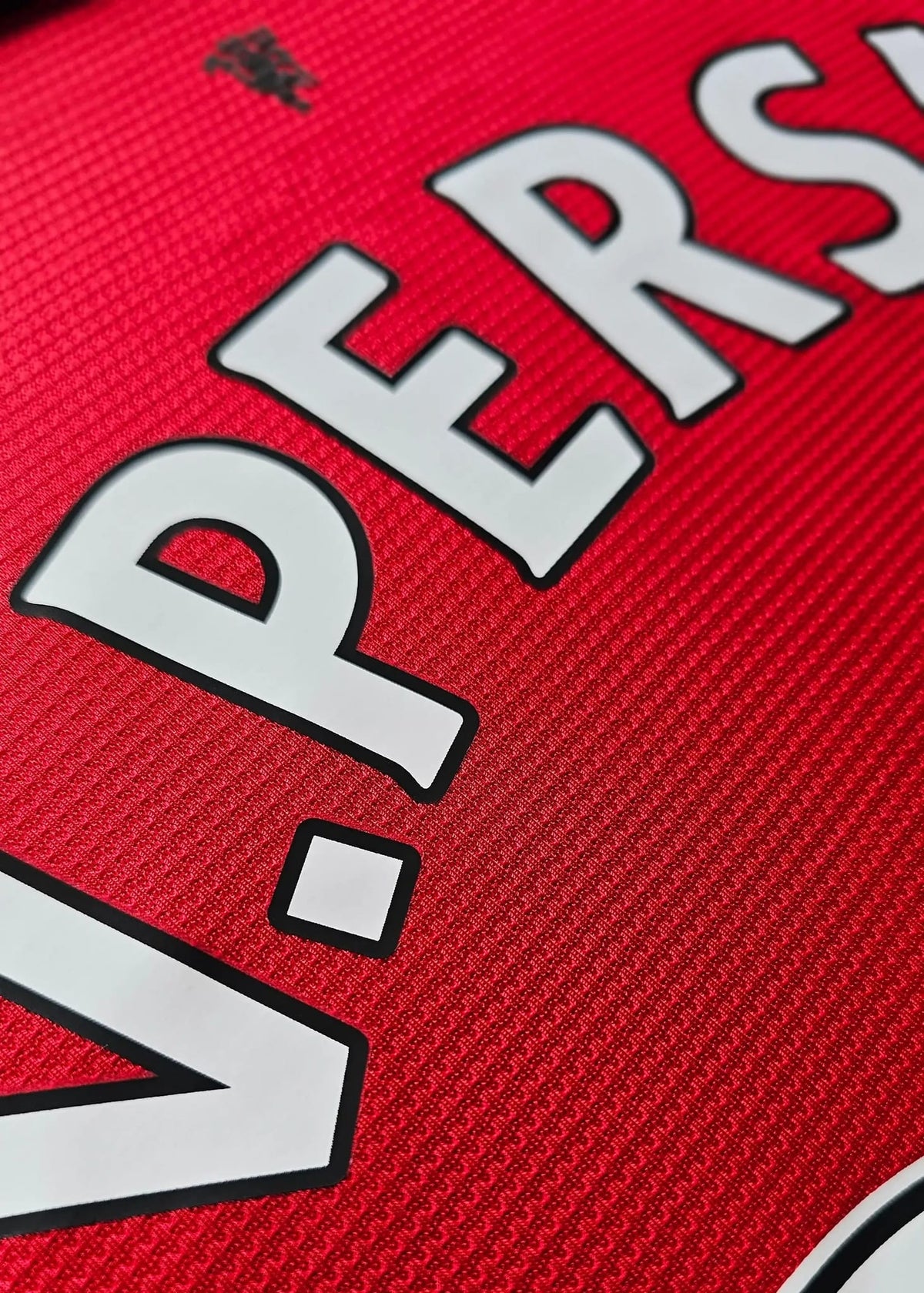 V.Persie nameset lettering with the small Manchester United crest above it, on Robin van Persie's signed 2014-15 No. 20 shirt back.